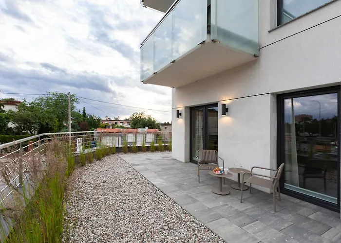 Coastal Escape By Bookinghost *